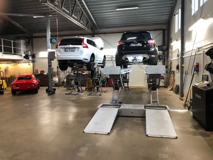 Bilder av biler på bukk - Helgerud Bilverksted, Bjørkelangen, Aurskog-Høland